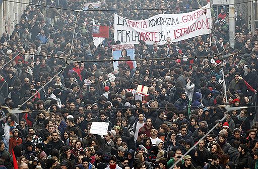 22.12.2010 В Риме тысячи студентов вышли на улицы с протестами против реформы образования, предусматривающей сокращение финансирования вузов. Митингующие намерены встретиться с президентом Италии Джорджо Наполитано и передать ему список своих требований