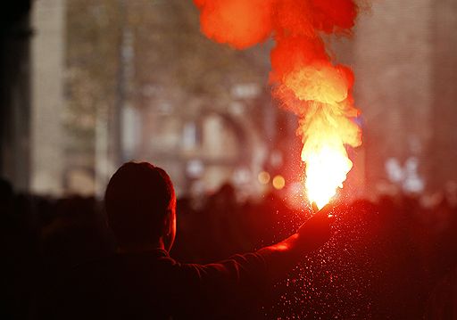 22.12.2010 В Риме тысячи студентов вышли на улицы с протестами против реформы образования, предусматривающей сокращение финансирования вузов. Митингующие намерены встретиться с президентом Италии Джорджо Наполитано и передать ему список своих требований