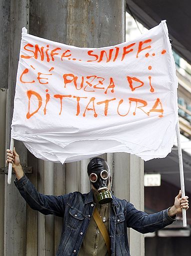 22.12.2010 В Риме тысячи студентов вышли на улицы с протестами против реформы образования, предусматривающей сокращение финансирования вузов. Митингующие намерены встретиться с президентом Италии Джорджо Наполитано и передать ему список своих требований