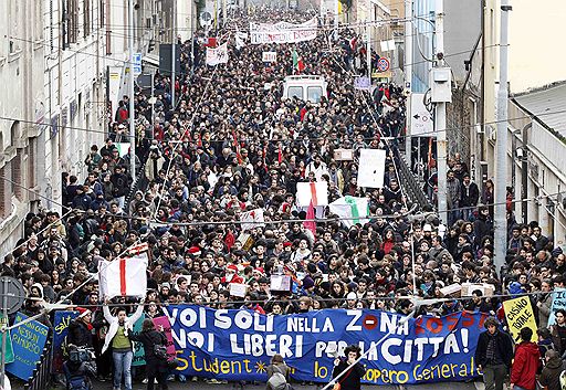 22.12.2010 В Риме тысячи студентов вышли на улицы с протестами против реформы образования, предусматривающей сокращение финансирования вузов. Митингующие намерены встретиться с президентом Италии Джорджо Наполитано и передать ему список своих требований