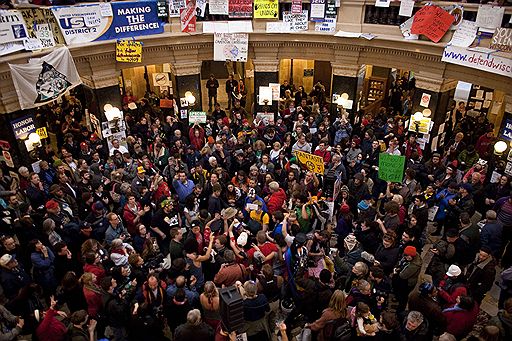 27.02.2011 В ряде штатов США прошли акции протеста профсоюзов. Десятки тысяч людей выступали против планов губернатора штата Висконсин сократить льготы для членов профсоюзов госслужащих