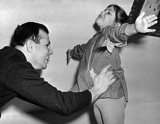 Юрий Гагарин с дочерью Еленой