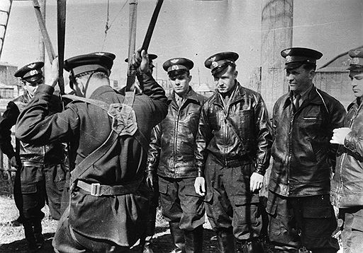 Юрий Гагарин (третий слева) на парашютной подготовке