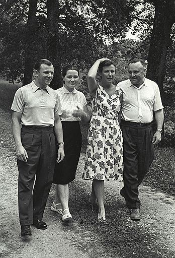 Слева направо: Юрий Гагарин, его жена Валентина, супруга Королева Нина и Сергей Королев