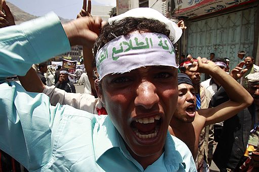 24.04.2011 В йеменском городе Таиз более тысячи человек протестовали против правящего режима. Для разгона демонстрантов полицейские применили слезоточивый газ и огнестрельное оружие, в результате столкновений были ранены 10 человек
