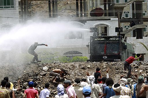 24.04.2011 В йеменском городе Таиз более тысячи человек протестовали против правящего режима. Для разгона демонстрантов полицейские применили слезоточивый газ и огнестрельное оружие, в результате столкновений были ранены 10 человек