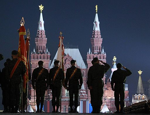 26.04.2011 В Москве прошла первая полномасштабная репетиция военного парада в честь Дня Победы. В ней приняли участие 20 тыс. военнослужащих и почти 100 единиц техники, для прохода которой в городе были перекрыты почти сорок улиц. Это спровоцировало многокилометровые пробки, местами образовались заторы с участием военных машин