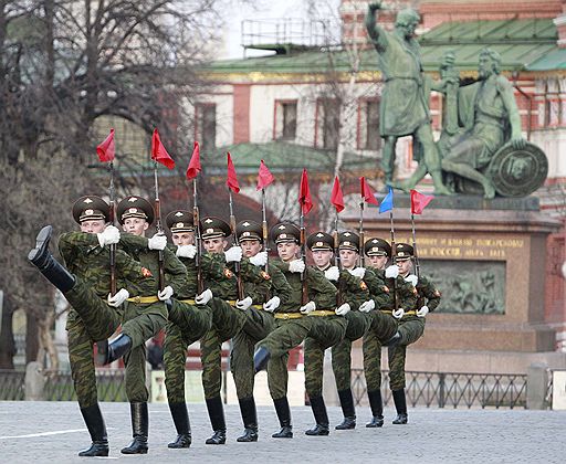 26.04.2011 В Москве прошла первая полномасштабная репетиция военного парада в честь Дня Победы. В ней приняли участие 20 тыс. военнослужащих и почти 100 единиц техники, для прохода которой в городе были перекрыты почти сорок улиц. Это спровоцировало многокилометровые пробки, местами образовались заторы с участием военных машин