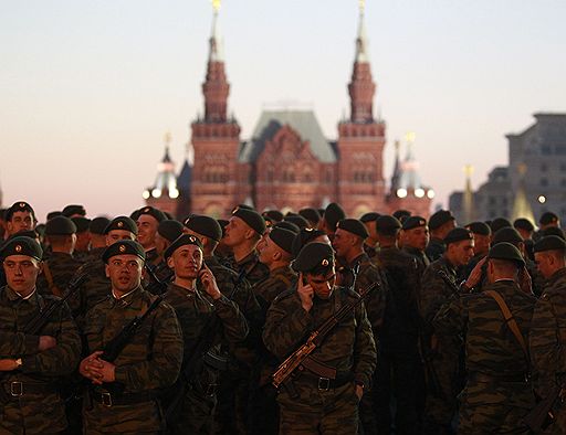 26.04.2011 В Москве прошла первая полномасштабная репетиция военного парада в честь Дня Победы. В ней приняли участие 20 тыс. военнослужащих и почти 100 единиц техники, для прохода которой в городе были перекрыты почти сорок улиц. Это спровоцировало многокилометровые пробки, местами образовались заторы с участием военных машин