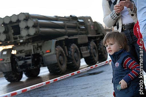 26.04.2011 В Москве прошла первая полномасштабная репетиция военного парада в честь Дня Победы. В ней приняли участие 20 тыс. военнослужащих и почти 100 единиц техники, для прохода которой в городе были перекрыты почти сорок улиц. Это спровоцировало многокилометровые пробки, местами образовались заторы с участием военных машин