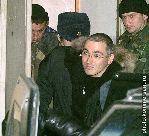 Михаил Ходорковский у здания Басманного суда Москвы после заседания, на котором был продлен срок содержания его под стражей, 23 декабря 2003 года