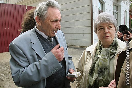 Родители бывшего Михаила Ходорковского Борис Моисеевич и Марина Филипповна возле Мещанского суда, 28 мая 2004 года 
