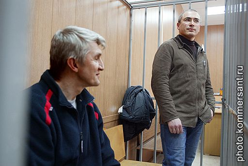 Платон Лебедев (слева) и Михаил Ходорковский во время заседания Мещанского суда Москвы, 25 февраля 2005 года