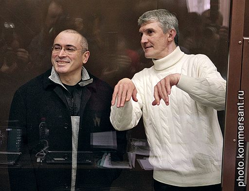 Михаил Ходорковский (слева) и Платон Лебедев во время заседания Хамовнического суда, 31 марта 2009 года