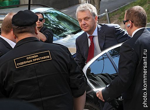 Министр промышленности и торговли России Виктор Христенко после дачи показаний по делу ЮКОСа, 22 июня 2010 года