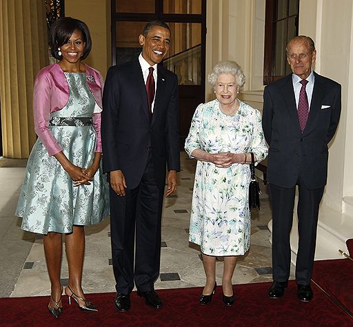 24.05.2011 Президент США Барак Обама вместе с супругой Мишель прибыли с официальным визитом в Великобританию в рамках шестидневного европейского тура. Высоких гостей в Букингемском дворце приняли королева Елизавета II, а также герцог и герцогиня Кембриджские, вернувшиеся из медового месяца
