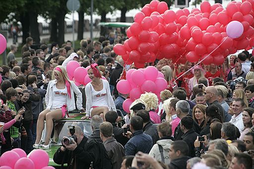 28.05.2011 В столице Латвии Риге прошел международный фестиваль блондинок, в котором приняли участие более тысячи человек. Девушки были одеты в розовые, белые и красные платья. Праздник открылся конкурсом двойников Мэрилин Монро