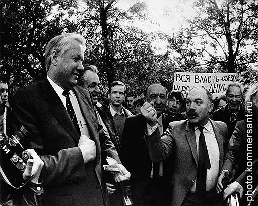 Борис Ельцин (слева), депутаты Верховного Совета СССР Сергей Станкевич (в центре) и Тельман Гдлян (четвертый справа) на митинге в защиту съезда народных депутатов в Измайловском парке, 15 июля 1991 года