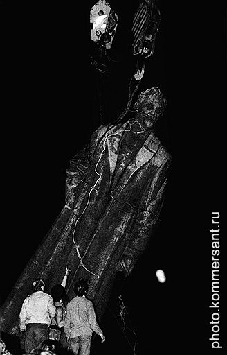 Демонтаж памятника Феликсу Дзержинскому на Лубянской площади, август 1991 года