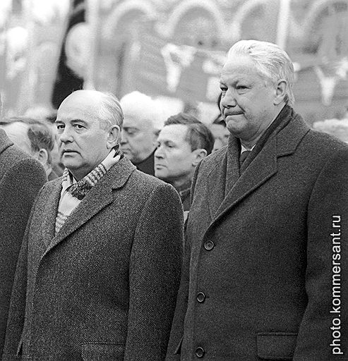Президент СССР Михаил Горбачев (слева) и председатель Верховного Совета России Борис Ельцин (справа) во время Первомайской демонстрации на Красной площади, 1 мая 1991 года

