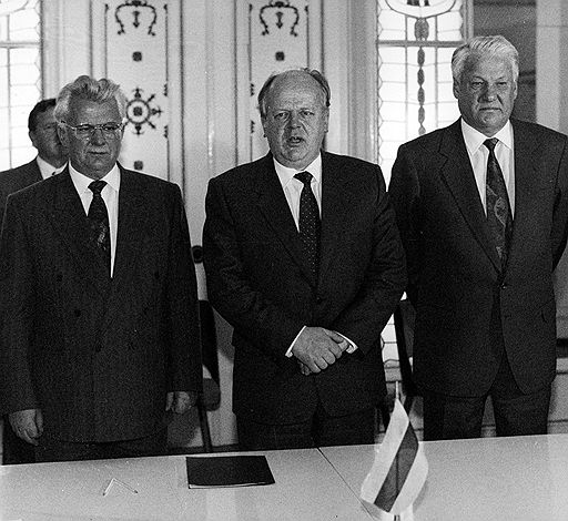 Президент Украины Леонид Кравчук (слева), председатель Верховного Совета Белоруссии Станислав Шушкевич (в центре) и президент России Борис Ельцин (справа) во время подписания Беловежских соглашений о создании Союза независимых государств, 8 декабря 1991 года