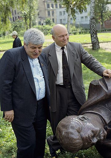 Мэр Москвы Гавриил Попов и вице-мэр Москвы Юрий Лужков у памятника Иосифу Сталину, июль 1991 года
