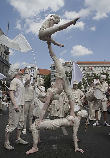 С 10 по 13 июня в Берлине прошел Карнавал культур. Это ежегодное мероприятие привлекает в столицу Германии тысячи туристов. Кульминацией праздника стало уличное шествие