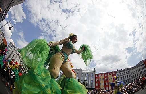 С 10 по 13 июня в Берлине прошел Карнавал культур. Это ежегодное мероприятие привлекает в столицу Германии тысячи туристов. Кульминацией праздника стало уличное шествие