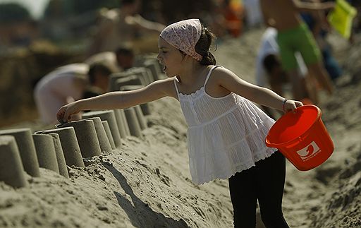 12.06.2011 На берегу немецкого острова Рюген построен песчаный замок длиной 27,5 км и высотой 90 см. В строительстве участвовали тысячи добровольцев