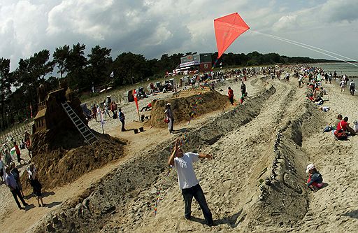 12.06.2011 На берегу немецкого острова Рюген построен песчаный замок длиной 27,5 км и высотой 90 см. В строительстве участвовали тысячи добровольцев