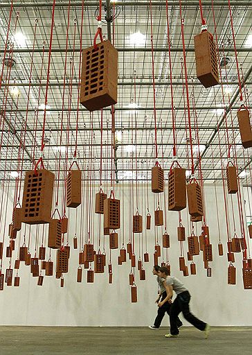 15.06.2011 В Швейцарии открылась крупнейшая ярмарка современного искусства Art Basel. Посетители, критики и пресса смогут оценить работы более 2 тыс. художников из разных стран