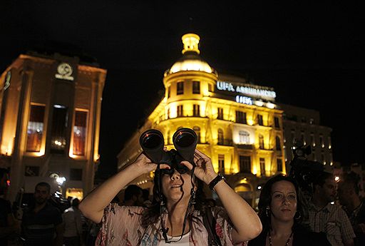 В ночь на 16 июня миллионы жителей Земли наблюдали первое в этом году и самое длительное в тысячелетии лунное затмение. Когда небесное тело полностью попало под тень планеты, оно изменило свой цвет с серебряного до оранжево-красного