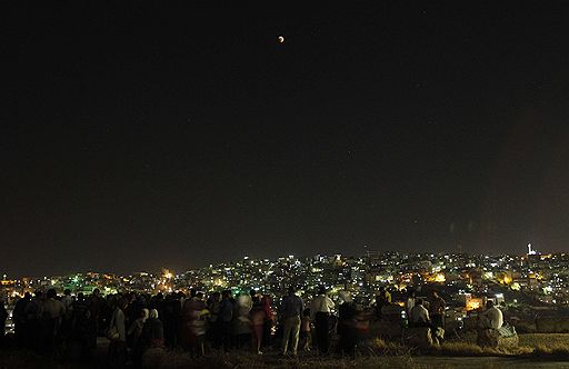 В ночь на 16 июня миллионы жителей Земли наблюдали первое в этом году и самое длительное в тысячелетии лунное затмение. Когда небесное тело полностью попало под тень планеты, оно изменило свой цвет с серебряного до оранжево-красного