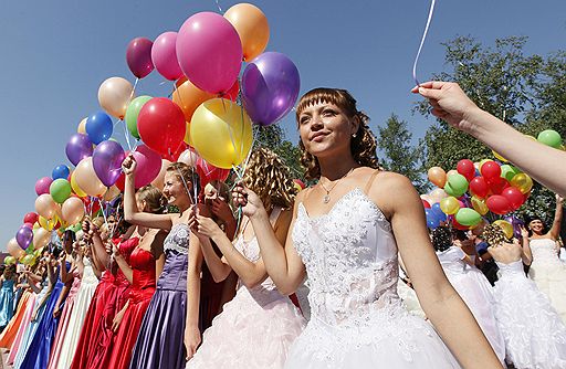 В ночь на 19 июня на Дворцовой площади и на стрелке Васильевского острова в Санкт-Петербурге прошел традиционный праздник выпускников. Его кульминацией стало пиротехническое шоу и появление в акватории Невы старинной бригантины под алыми парусами