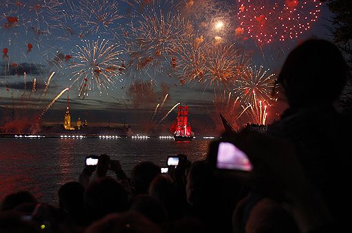 В ночь на 19 июня на Дворцовой площади и на стрелке Васильевского острова в Санкт-Петербурге прошел традиционный праздник выпускников. Его кульминацией стало пиротехническое шоу и появление в акватории Невы старинной бригантины под алыми парусами