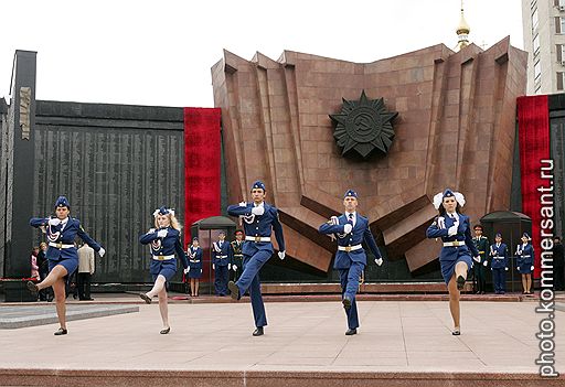 22.06.2011 По всей стране проходят мероприятия, посвященные началу Великой Отечественной войны. Россияне зажигают свечи в память о погибших, возлагают цветы к мемориалам воинской славы. Специальную панихиду по погибшим отслужил патриарх Московский и всея Руси Кирилл