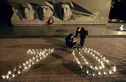 22.06.2011 По всей стране проходят мероприятия, посвященные началу Великой Отечественной войны. Россияне зажигают свечи в память о погибших, возлагают цветы к мемориалам воинской славы. Специальную панихиду по погибшим отслужил патриарх Московский и всея Руси Кирилл