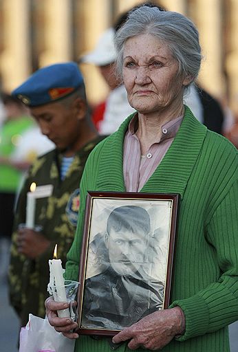 22.06.2011 По всей стране проходят мероприятия, посвященные началу Великой Отечественной войны. Россияне зажигают свечи в память о погибших, возлагают цветы к мемориалам воинской славы. Специальную панихиду по погибшим отслужил патриарх Московский и всея Руси Кирилл