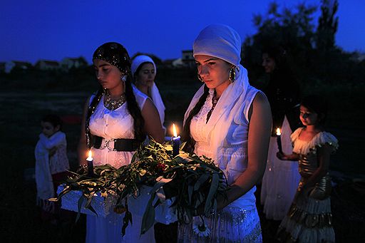 В ночь на 24 июня в Румынии отметили праздник Середины лета. Румынские цыгане в этот день праздновали летнее солнцестояние, которое называется Драгайца (Dragaica) или Sanzienne