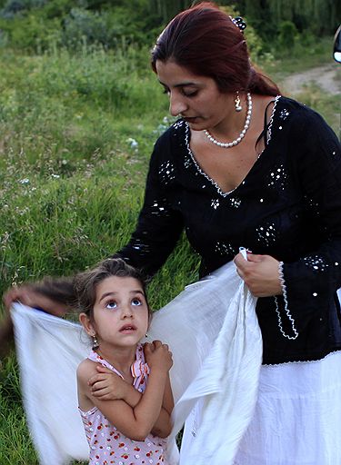В ночь на 24 июня в Румынии отметили праздник Середины лета. Румынские цыгане в этот день праздновали летнее солнцестояние, которое называется Драгайца (Dragaica) или Sanzienne