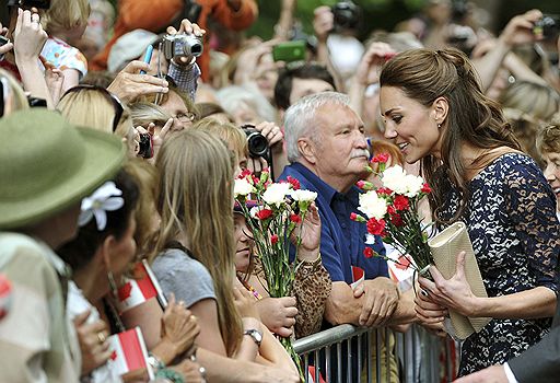 30.06.2011 Британский принц Уильям и его жена Кэтрин Миддлтон прилетели в Канаду в ходе своей первой официальной заграничной поездки в качестве супругов. Поприветствовать их собрались тысячи людей