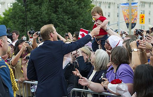 30.06.2011 Британский принц Уильям и его жена Кэтрин Миддлтон прилетели в Канаду в ходе своей первой официальной заграничной поездки в качестве супругов. Поприветствовать их собрались тысячи людей