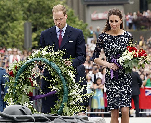 30.06.2011 Британский принц Уильям и его жена Кэтрин Миддлтон прилетели в Канаду в ходе своей первой официальной заграничной поездки в качестве супругов. Поприветствовать их собрались тысячи людей