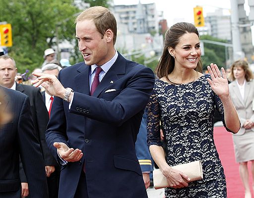 30.06.2011 Британский принц Уильям и его жена Кэтрин Миддлтон прилетели в Канаду в ходе своей первой официальной заграничной поездки в качестве супругов. Поприветствовать их собрались тысячи людей