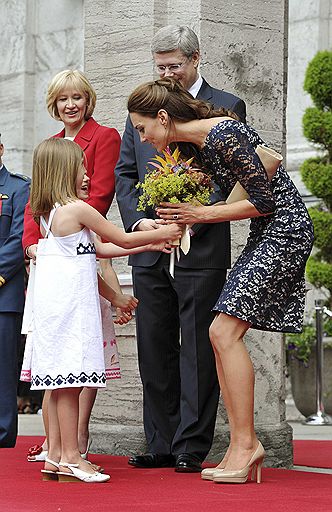 30.06.2011 Британский принц Уильям и его жена Кэтрин Миддлтон прилетели в Канаду в ходе своей первой официальной заграничной поездки в качестве супругов. Поприветствовать их собрались тысячи людей