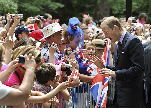 30.06.2011 Британский принц Уильям и его жена Кэтрин Миддлтон прилетели в Канаду в ходе своей первой официальной заграничной поездки в качестве супругов. Поприветствовать их собрались тысячи людей