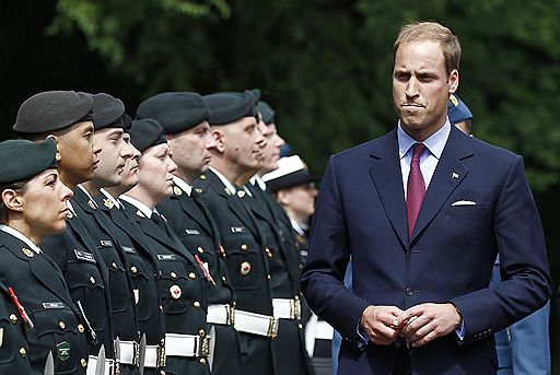 30.06.2011 Британский принц Уильям и его жена Кэтрин Миддлтон прилетели в Канаду в ходе своей первой официальной заграничной поездки в качестве супругов. Поприветствовать их собрались тысячи людей