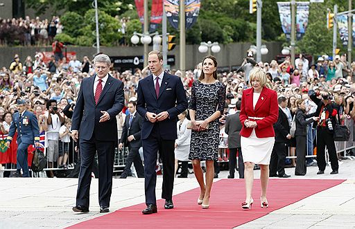 30.06.2011 Британский принц Уильям и его жена Кэтрин Миддлтон прилетели в Канаду в ходе своей первой официальной заграничной поездки в качестве супругов. Поприветствовать их собрались тысячи людей