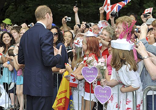 30.06.2011 Британский принц Уильям и его жена Кэтрин Миддлтон прилетели в Канаду в ходе своей первой официальной заграничной поездки в качестве супругов. Поприветствовать их собрались тысячи людей