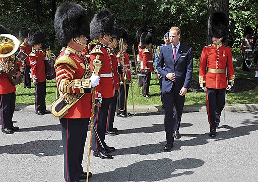 30.06.2011 Британский принц Уильям и его жена Кэтрин Миддлтон прилетели в Канаду в ходе своей первой официальной заграничной поездки в качестве супругов. Поприветствовать их собрались тысячи людей